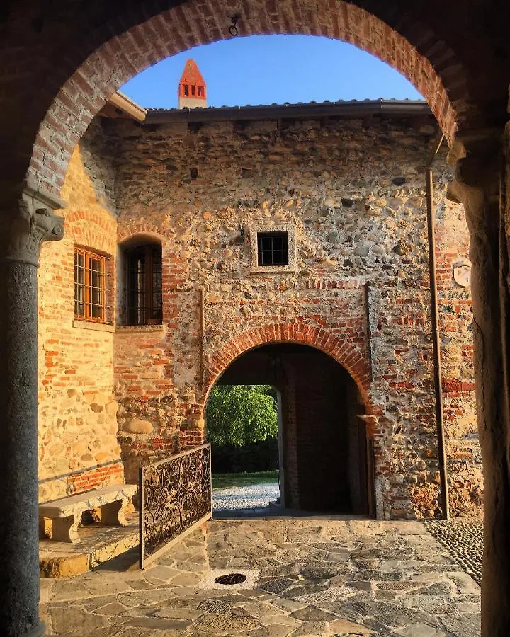 Castello Di Cernusco Lombardone B&B 0*,  이탈리아