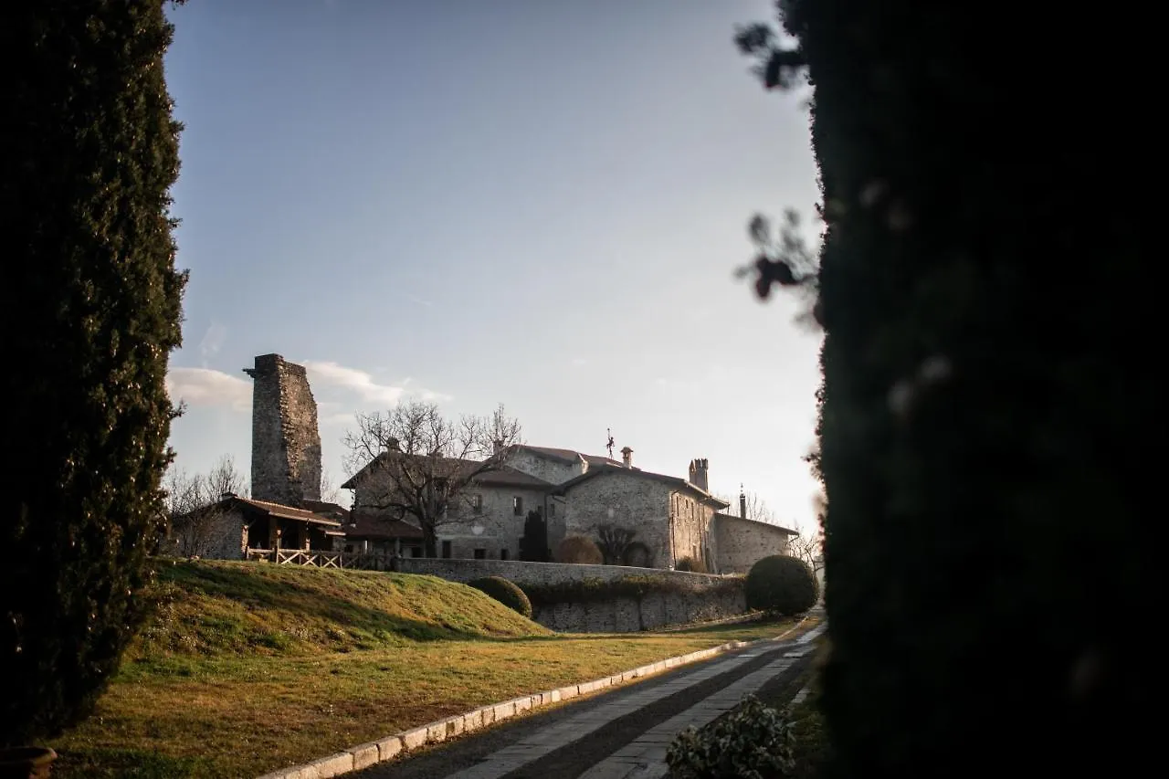 Castello Di Cernusco Lombardone B&B 0*,  이탈리아
