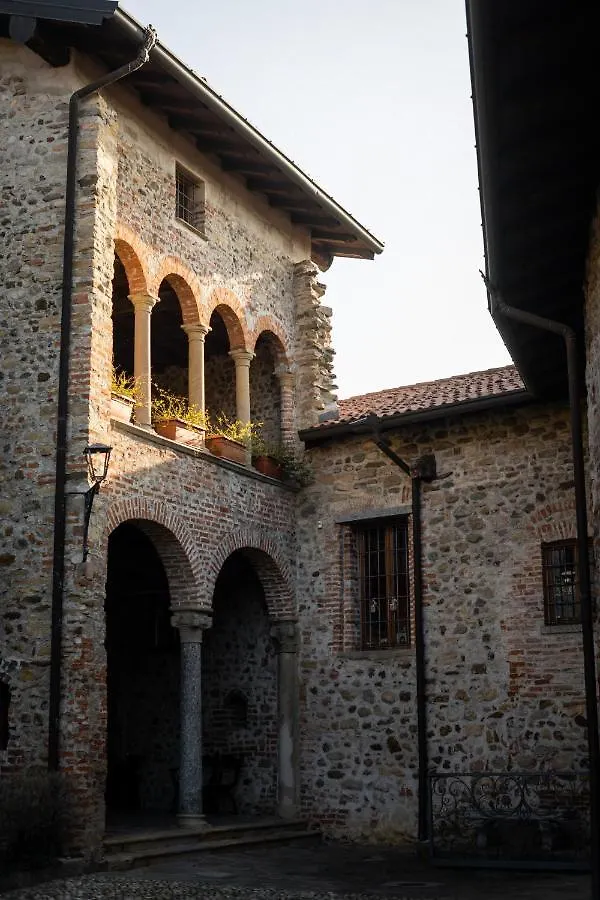 Castello Di Cernusco Lombardone B&B 이탈리아
