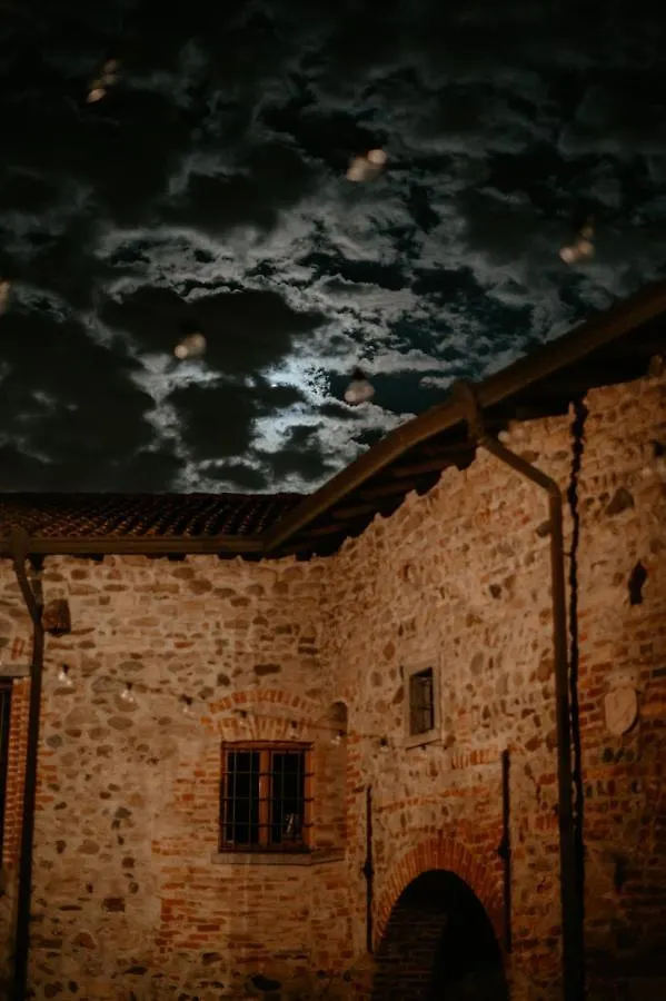 Castello Di Cernusco Lombardone B&B