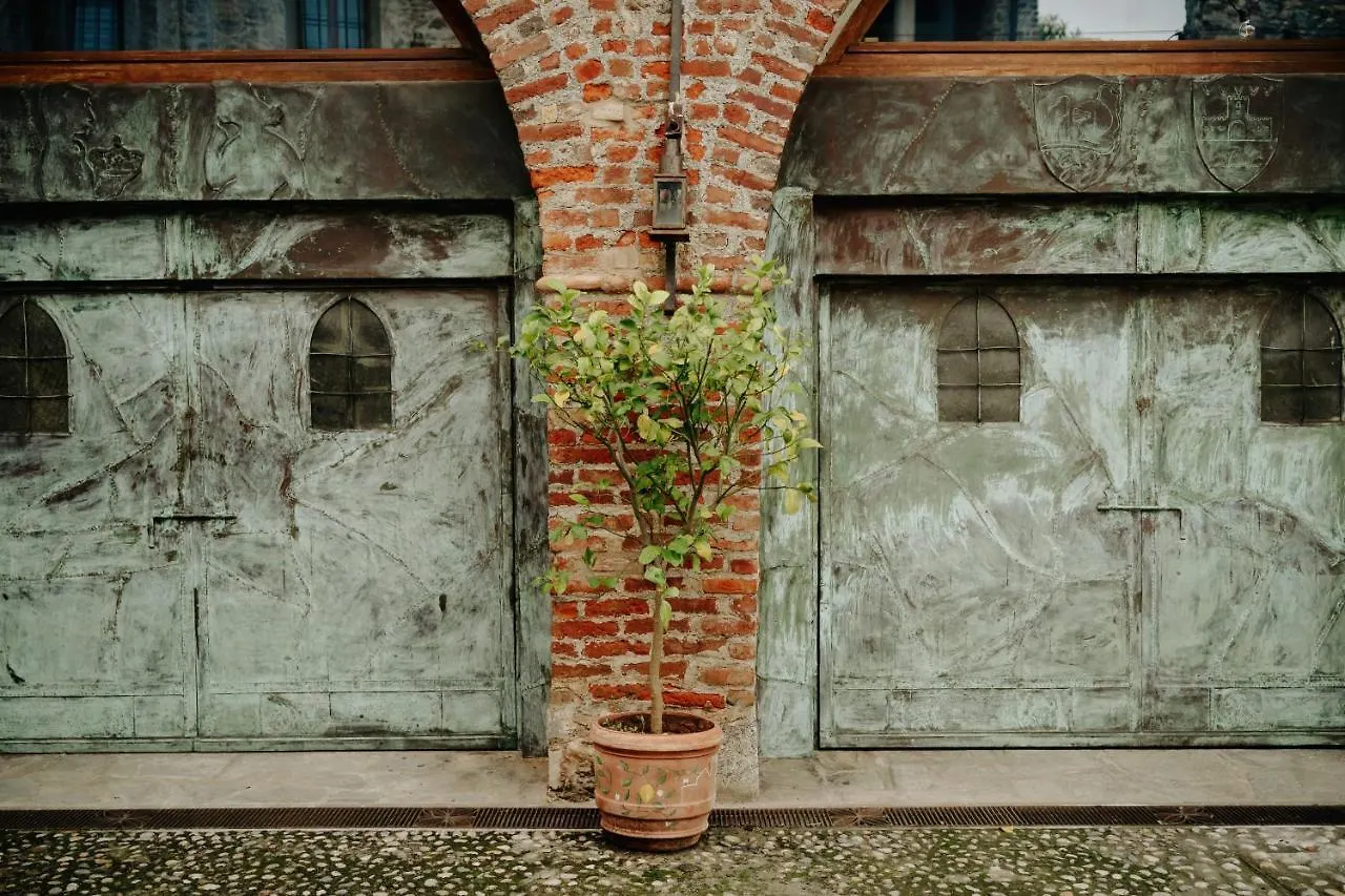 Castello Di Cernusco Lombardone Bed & Breakfast