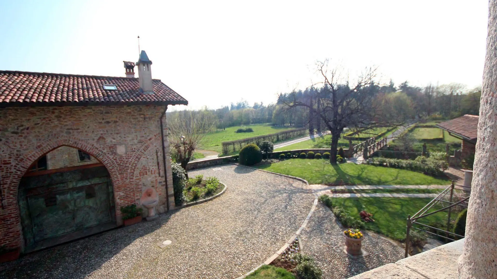Castello Di Cernusco Lombardone B&B