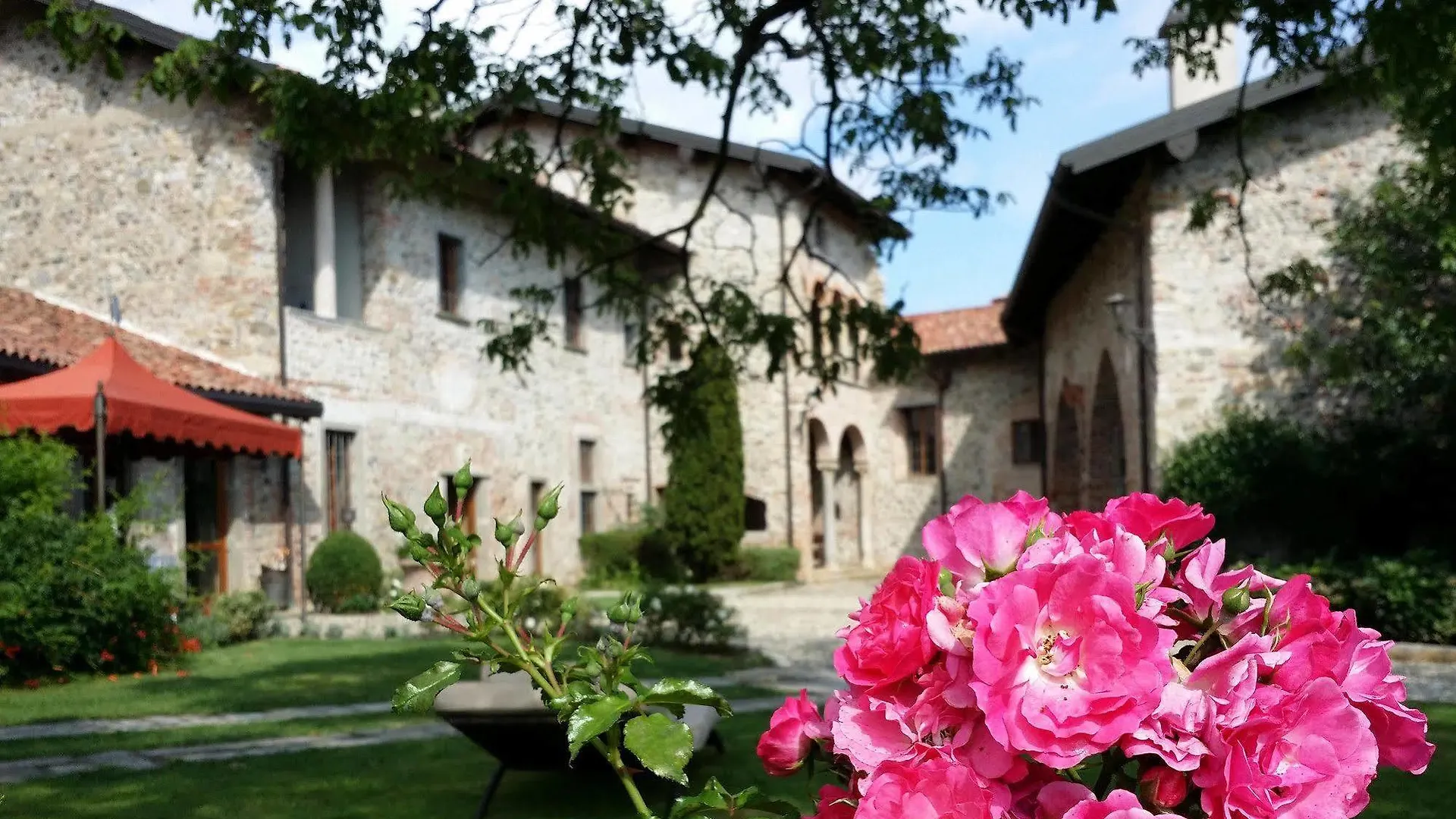 Castello Di Cernusco Lombardone B&B 이탈리아