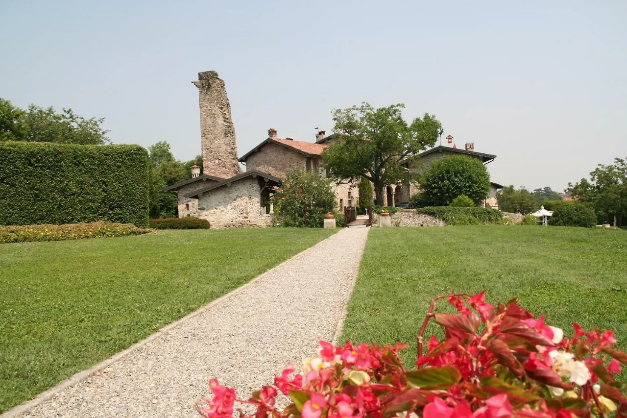 Castello Di Cernusco Lombardone Bed & Breakfast Italy