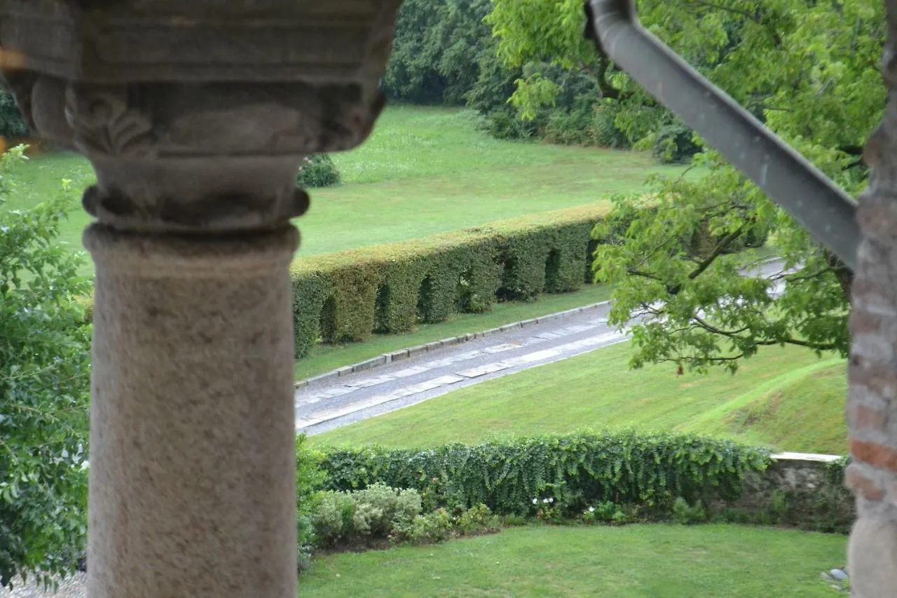 Castello Di Cernusco Lombardone B&B