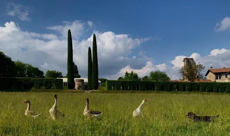 Castello Di Cernusco Lombardone B&B 0*,